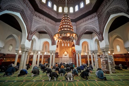 Oraciones del viernes en la Gran Mezquita de París, Francia, el 30 de octubre de 2020. 