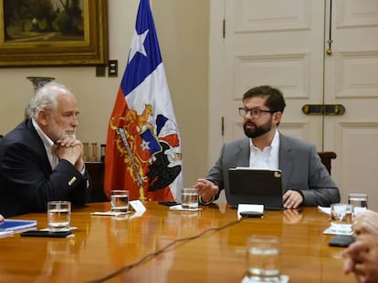 El ministro de Vivienda, Carlos Montes, durante una reunión con Gabriel Boric, en una imagen comaprtida en redes sociales.