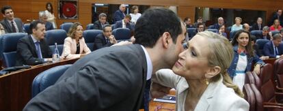 Aguado saluda a Cifuentes el 24 de junio, día en que fue investida presidenta regional gracias a Ciudadanos.