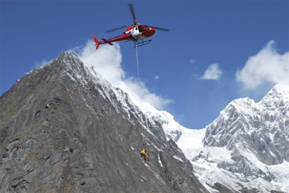 Momento del rescate en el Annapurna de los montañeros españoles Juanito Oiarzábal y Carlos Pauner por un helicóptero de Fishtail Air.