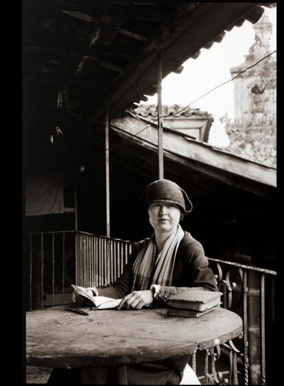 Nacida en Nebraska, Ruth Matilda Anderson (1893-1983) recibiu as primeiras leccións sobre fotografía do seu pai. Malia o seu título de profesora, nunca exerceu a docencia en ningún colexio, e preferiu, no seu lugar, regresar durante un semestre á Nebraska State University. Despois trasladouse a Nova York, onde asistiu á Clarence H. White School for Photography, graduándose en 1919. En 1921, dous anos despois da graduación de Anderson, a Hispanic Society of America contratouna. A Fundación Caixa Galicia expón a mirada apaixonada de Ruth Matilda Anderson, a fotógrafa estadounidense que nos anos 20 descubriu un país que non se quería