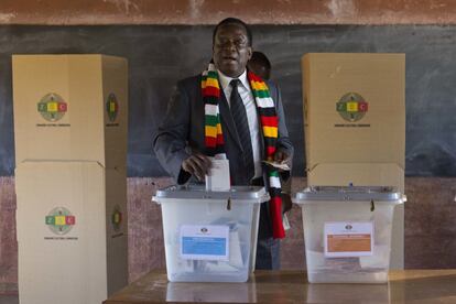El presidente zimbabuense, Emmerson Mnangagwa, deposita su voto en la escuela primaria de Sherwood, en Kwekwe.