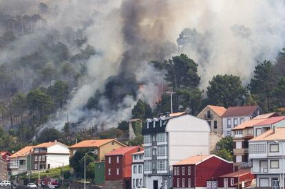 Los brigadistas luchan en Carnota para que el fuego no alcance las casas de la zona