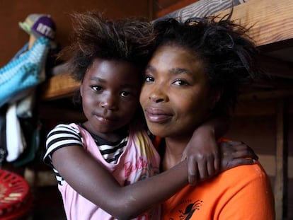 Ncumisa Sonandi, exprostituta de 29 años, ahora asesora a otras trabajadores sexuales. A su lado, su hija Luciana, de seis años.