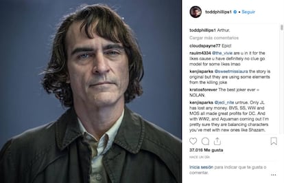 "Arthur", comentaba el director Todd Phillps junto a la imagen de Joaquin Phoenix como el Joker que ha provocado el aluvión de comentarios.