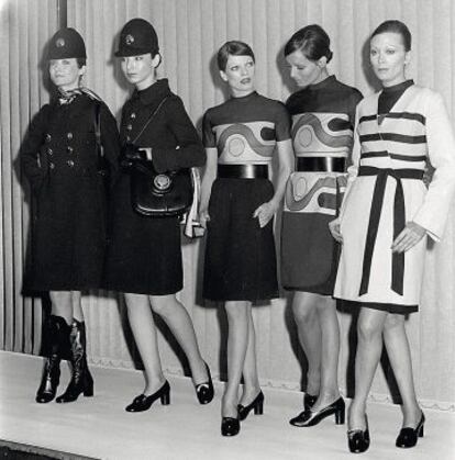 Azafatas de Iberia luciendo orgullosas el uniforme que Elio Berhanyer diseñó para ellas en 1970. El estampado mareaba más que las turbulencias.