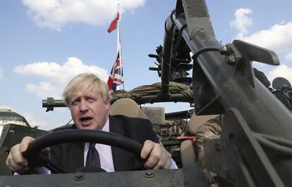 Johnson aproveita para aparecer sempre que tem a oportunidade de tirar uma foto para a mídia. Nesta ocasião da imagem, ele dirige um veículo militar em Orzysz, no noroeste da Polônia, durante uma cerimônia no Túmulo do Soldado Desconhecido