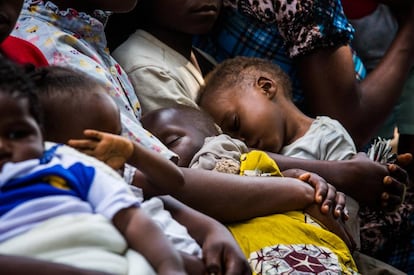 Unos niños descansan con sus padres durante una evaluación médica en el centro de salud de Kananga, en la región de Kasai (RDC), el 20 de enero de 2018.