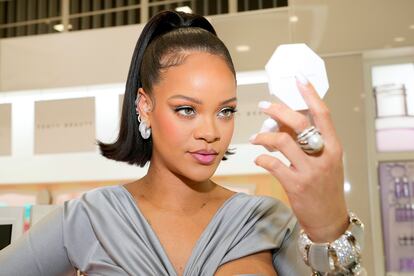 Rihanna en una presentación de sus productos de belleza Fenty.