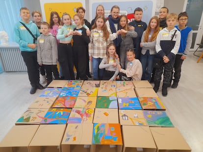 A group of students from Chernihiv Lyceum No. 15, during a session of the Club Dobrodiiv foundation.