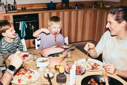 La presencia física de los padres ayuda mucho a los niños; y muchas veces ya ni siquiera tenemos eso con las vidas que llevamos. 