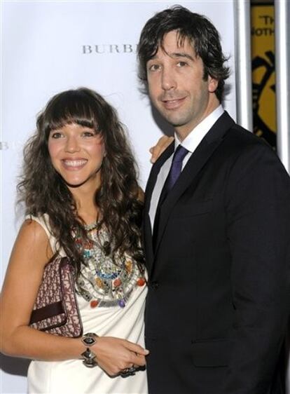 A los 43 años, a David Schwimmer, mucho más conocido en todo el mundo como Ross Geller, el paleontólogo y eterno novio de Jennifre Aniston en <i>Friends</i>, le ha llegado la hora de pisar el altar. El actor, que también ha experimientado como director, se casará con su novia, la fotógrafa Zoe Buckman, de 24 años, a la que conoció en Londres mientras dirigía la película <i>Run Fatboy Run</i>, y con quien lleva tres de relación. Se trata del primer matrimonio para ambos.
