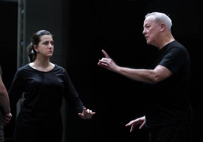 Bob Wilson, con la soprano Miren Urbieta-Veja; en un ensayo de 'Turandot'.