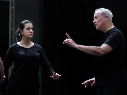 Bob Wilson, con la soprano Miren Urbieta-Veja; en un ensayo de 'Turandot'.