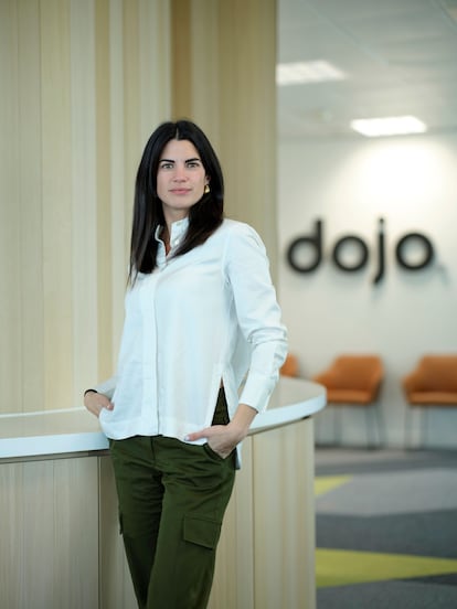 Dojo ha elegido a Paula Céspedes para liderar su estrategia de recursos humanos en España. Licenciada en Psicología por la Universidad Complutense de Madrid, en su carrera, ha ocupado el rol de directora de recursos humanos en la firma textil Ecoalf y, durante más de seis años, en Evo Payments. Además, también formó parte de la consultoría Robert Walters, donde desempeñó labores de reclutamiento IT, y de la firma de ingeniería y servicios digitales Centum Solutions.