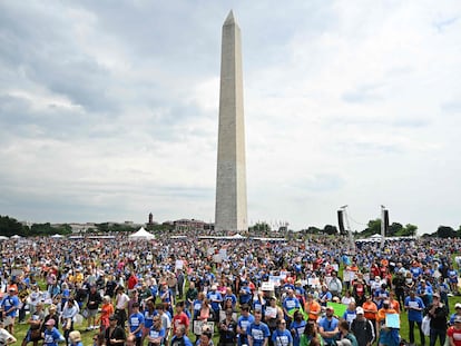 Miles de personas se manifiestan el pasado sábado en Washington exigiendo el control de la venta de armas.
