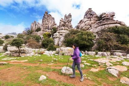 Una mujer camina por el paraje natural del Torcal de Antequera (Málaga).