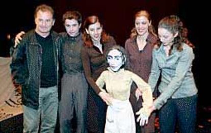 Víctor Manuel y los actores David Durán, Gemma Miralles, Cristina Andreu y Esperanza Giménez, ayer, junto a la marioneta de Pasionaria.