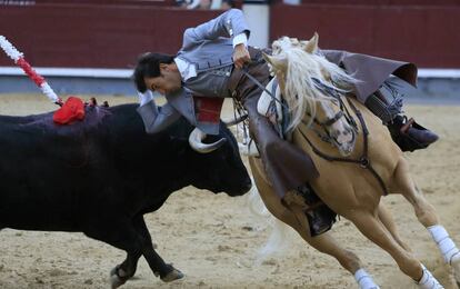 Sergio Gal&aacute;n se luce con la suerte del tel&eacute;fono ante el quinto de la tarde en Las Ventas.