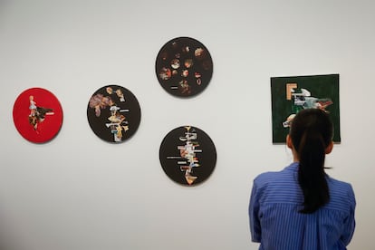Varias personas observan algunas de las obras que la cineasta Isabel Coixet expone desde mañana 10 de junio, al 14 de septiembre en el Museo Thyssen-Bornemisza, en Madrid.