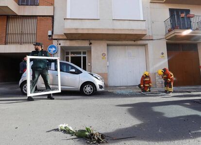 En la imagen, efectivos policiales en las inmediaciones de la vivienda donde se atrincher&oacute; el hombre con su expareja.