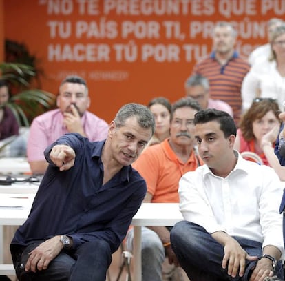 El número uno al Congreso de Ciudadanos por Valencia, Toni Cantó (i), comenta con un simpatizante de su partido los primeros datos tras el cierre de los colegios electorales.