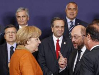 La canciller alemana, Angela Merkel (3i), el presidente del Parlamento Europeo, Martin Schulz (2d), el presidente francés, François Hollande (d), el presidente de la Comisión Europea, José Manuel Durao Barroso (i), el canciller austriaco, Werner Faymann (2i), el primer ministro griego, Antonis Samaras (c), y el primer ministro búlgaro, Boyko Borissov (3d), durante el posado de la cumbre de jefes de Estado y de Gobierno de la Unión Europea (UE) en Bruselas.