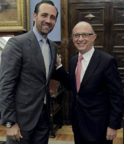 El ministro de Economía, Hacienda y Administraciones Públicas, Cristóbal Montoro (d), y el presidente de Baleares, José Ramón Bauzá, antes de la reunión que han mantenido hoy en Madrid.