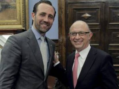 El ministro de Economía, Hacienda y Administraciones Públicas, Cristóbal Montoro (d), y el presidente de Baleares, José Ramón Bauzá, antes de la reunión que han mantenido hoy en Madrid.