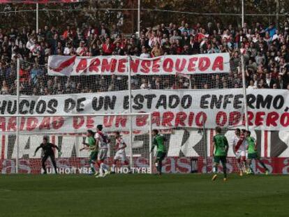 La hinchada del Rayo ha mostrado su oposición a los desahucios tras el desalojo de Carmen Martínez Ayuso, la abuela de 85 años que ahora vivirá en una vivienda pagada por el club.