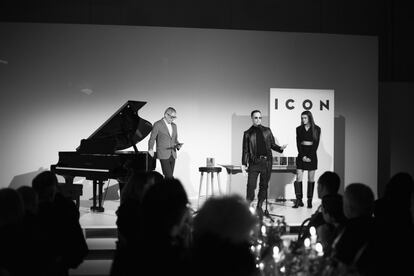 Amaia entrega el premio ICON Música al productor Alizzz. 