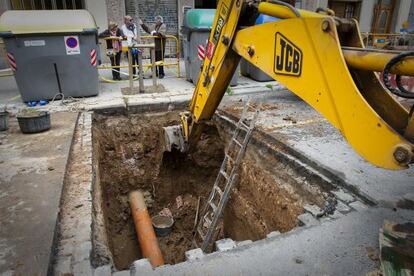 Trabajos para reparar el socavón de la calle Diputació.