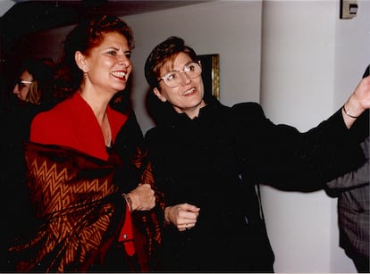 Giménez con Carmen Alborch en 1996, en una exposición.