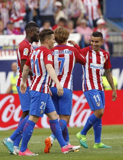 Los jugadores del Atlético de Madrid, Thomas, Gameiro, Griezmann y Correa, celebran el tercer gol del equipo.