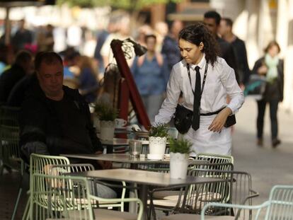 Una camarera, trabajando en Barcelona.