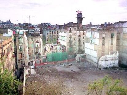 Derribos en la manzana de la calle de Robadors junto a la Rambla del Raval.