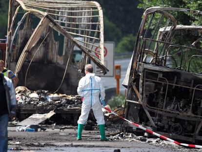 Forenses trabajan en la escena donde un autobús se incendió después de chocar contra un camión cerca de Münchberg, al sur de Alemania.