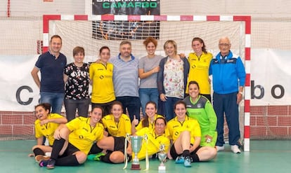 Peláez, en el centro de la foto con camiseta azul, con las jugadoras de la A.S. Muriedas Urrutia.