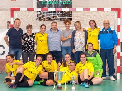 Peláez, en el centro de la foto con camiseta azul, con las jugadoras de la A.S. Muriedas Urrutia.