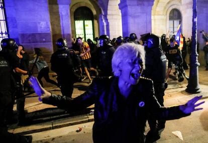 Una mujer grita durante los enfrentamientos de los Mossos d'Esquadra con los manifestantes en Barcelona.