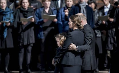 Anders Holch Povlsen y su esposa Anne, con su hija Astrid en el funeral por sus tres hijos.