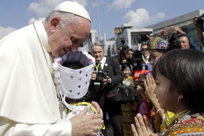 Niños saludan al papa Francisco a su llegada a Myanmar.
 