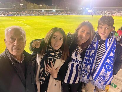 Rosario Pinilla, la segunda a la derecha de la imagen, junto a su sobrino, su hermana y su padre en un partido de la Real Sociedad.