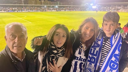 Rosario Pinilla, la segunda a la derecha de la imagen, junto a su sobrino, su hermana y su padre en un partido de la Real Sociedad.