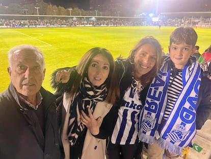 Rosario Pinilla, la segunda a la derecha de la imagen, junto a su sobrino, su hermana y su padre en un partido de la Real Sociedad.