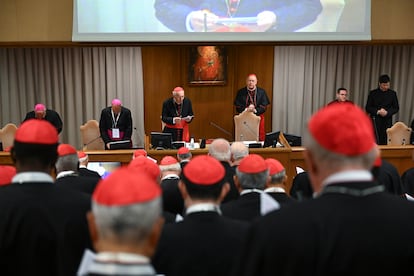 El cardenal camarlengo, Kevin Joseph Farrell (centro derecha), durante la quinta reunión de congregaciones generales en el Aula Nueva del Sínodo tras la muerte del papa Francisco, este lunes en el Vaticano.