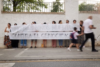 Padres de alumnos del Colegio Jose Hurtado de Granada se concentran cada mañana en contra del genocidio y la muerte de niños en Gaza. Foto: Fermín Rodríguez