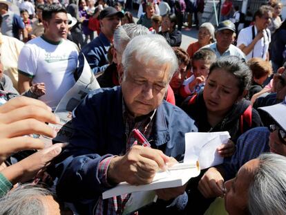 Lopez Obrador firma un aut&oacute;grafo despu&eacute;s de un discurso en Tlapanaloya.