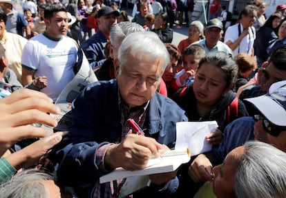 Lopez Obrador firma un aut&oacute;grafo despu&eacute;s de un discurso en Tlapanaloya.