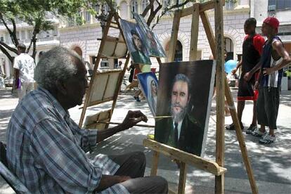 Un pintor callejero retrata a Fidel Castro en el paseo del Prado de La Habana.